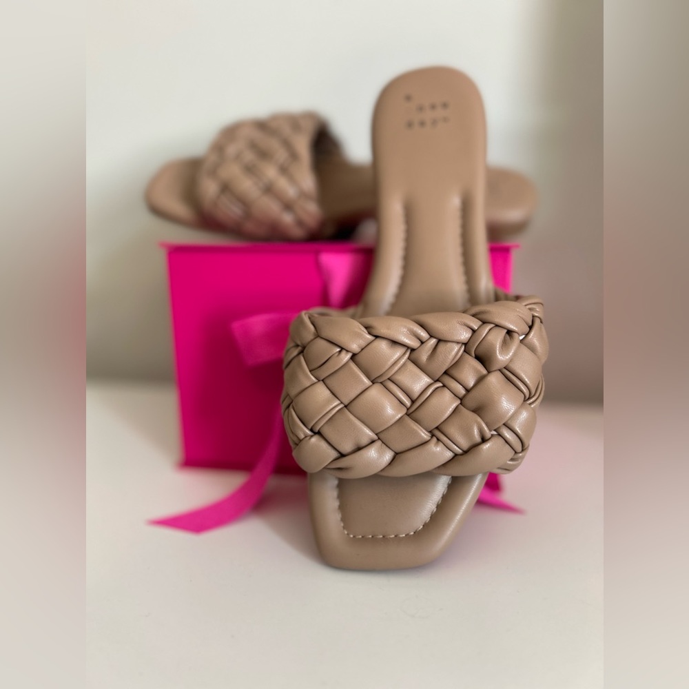 EUC a. new day TAN SANDAL SIZE 6